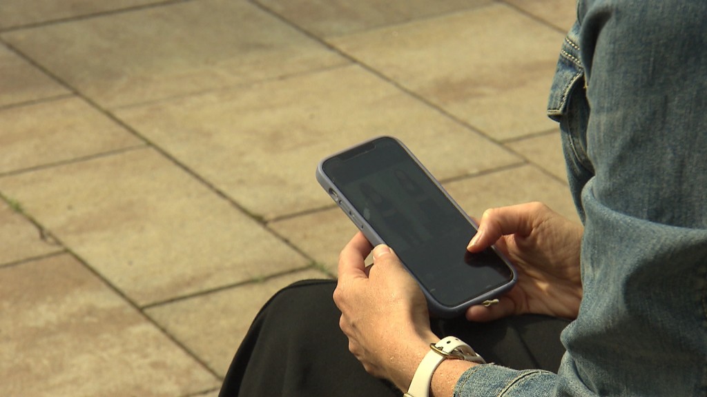 Foto: Eine Frau benutzt ihr Handy