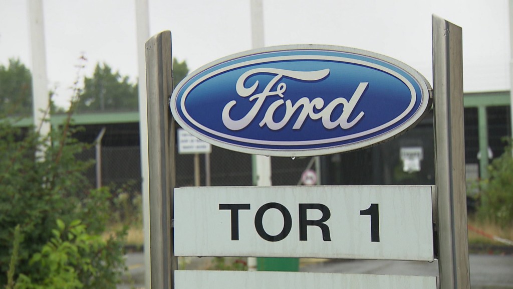 Ford-Logo beim Ford-Werk in Saarlouis