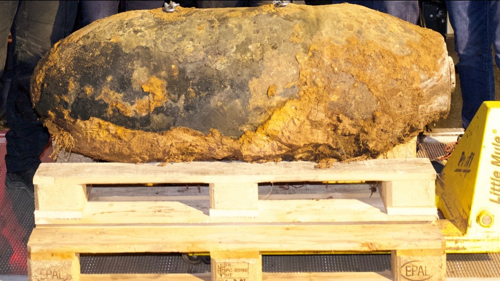 Foto: Die entschärfte Weltkriegsbombe liegt zum Abtransport bereit