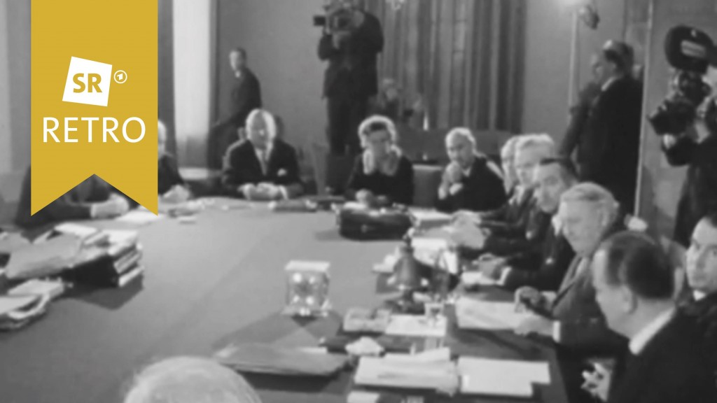 Ludwig Erhard und sein Kabinett sitzen am Tisch