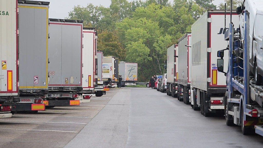 Foto: Lkw an einer Raststätte