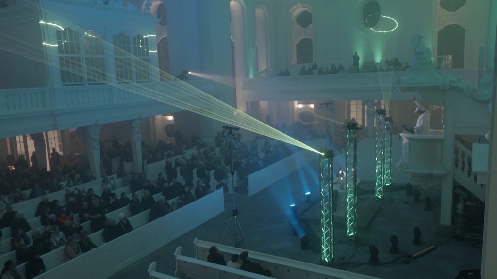 Foto: Lichtshow und DJ in der Ludwigskirche