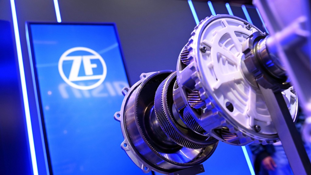 Foto: ZF-Logo hinter einerm Schau-Getriebe