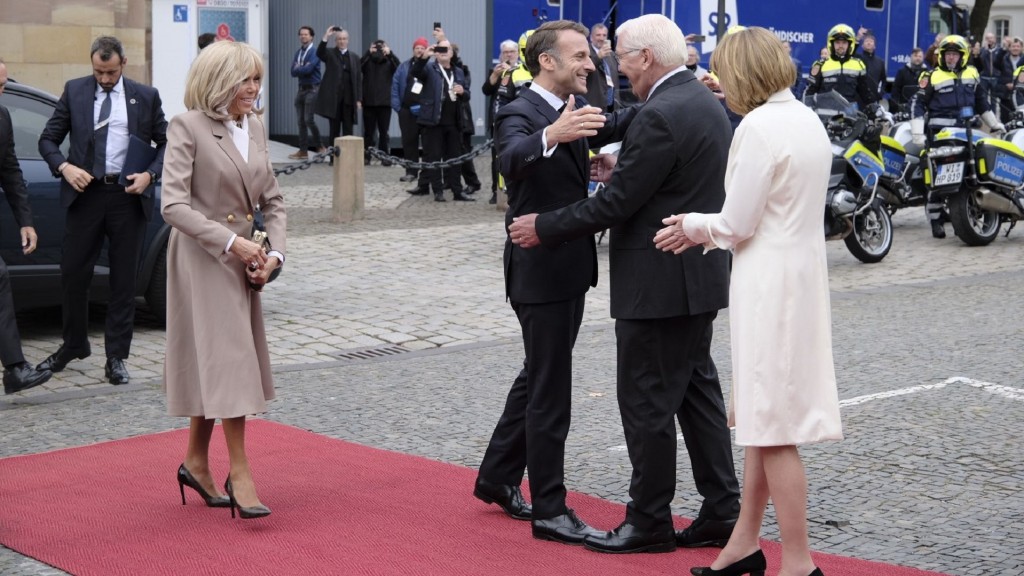 Der französische Präsident Emmanuel Macron trifft in Saarbrücken ein und wird von Frank-Walter Steinmeier begrüßt