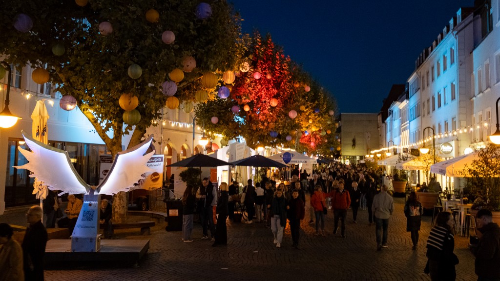 Foto: Menschen auf einem Stadtfest in Saarbrücken