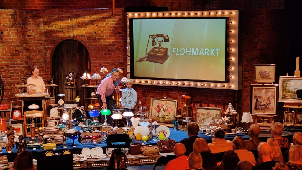 Michael Friemel im Flohmarkt-Studio mit Live-Publikum