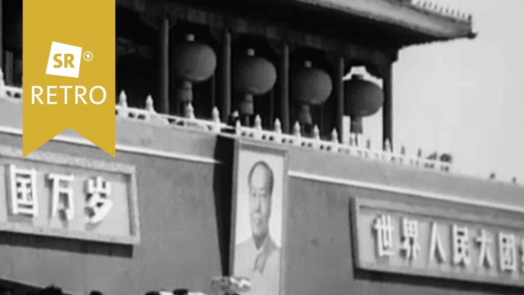 Gebäude in Peking mit Mao-Porträt. Davor eine Menschenmenge