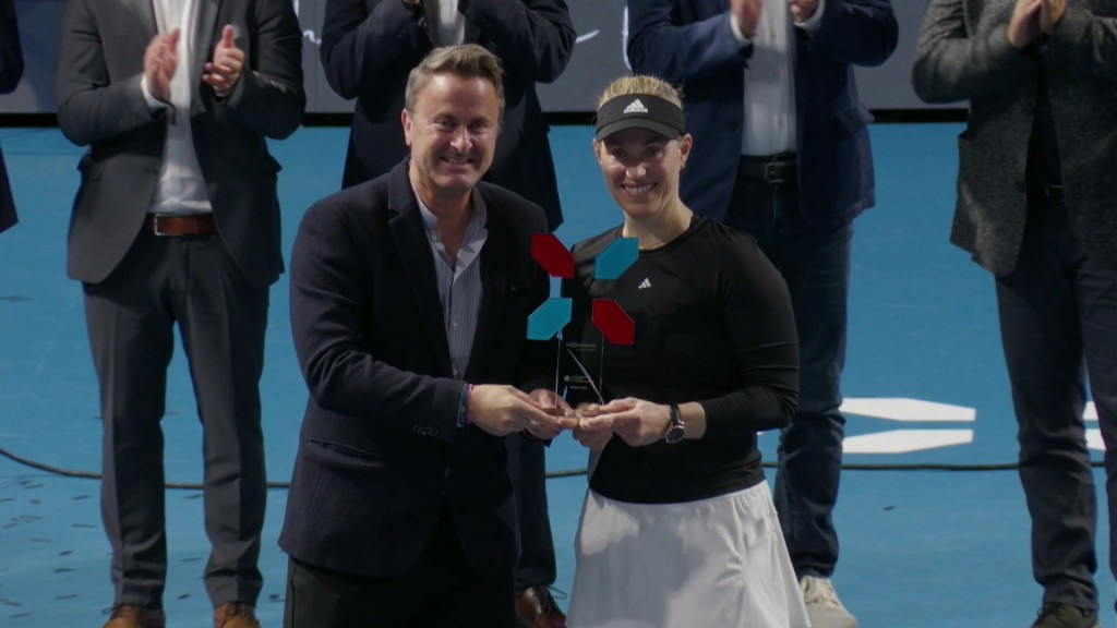 Foto: Angelique Kerber übernimmt Trophäe bei Luxemburg Ladies Masters