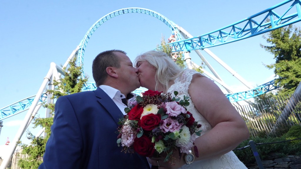 Foto: Hochzeitspaar in einem Freizeitpark