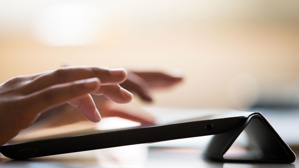 Foto: Jemand tippt an einem Tablet