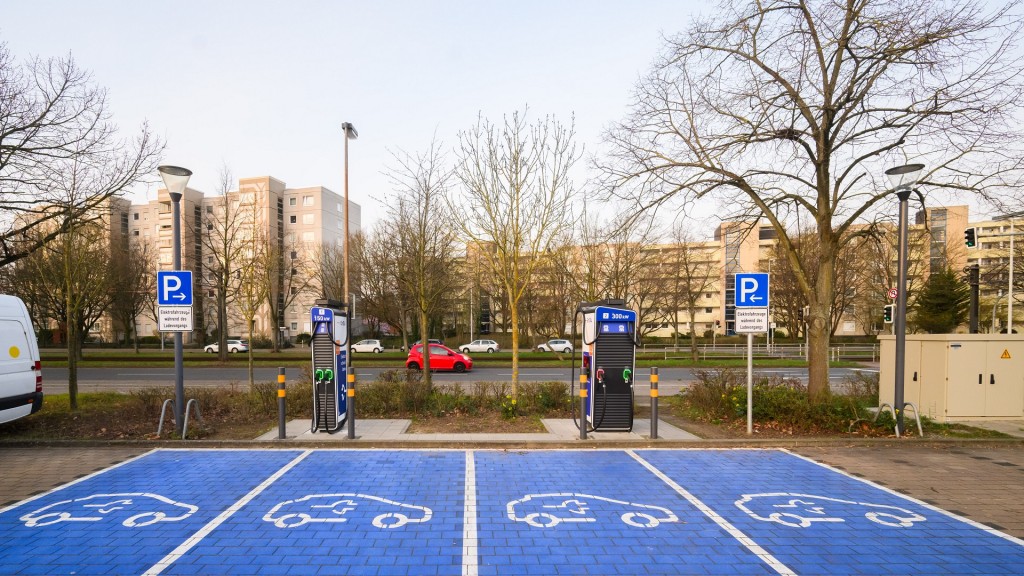 Foto: Symbole markieren Ladeplätze an Schnellladesäulen für Elektroautos 