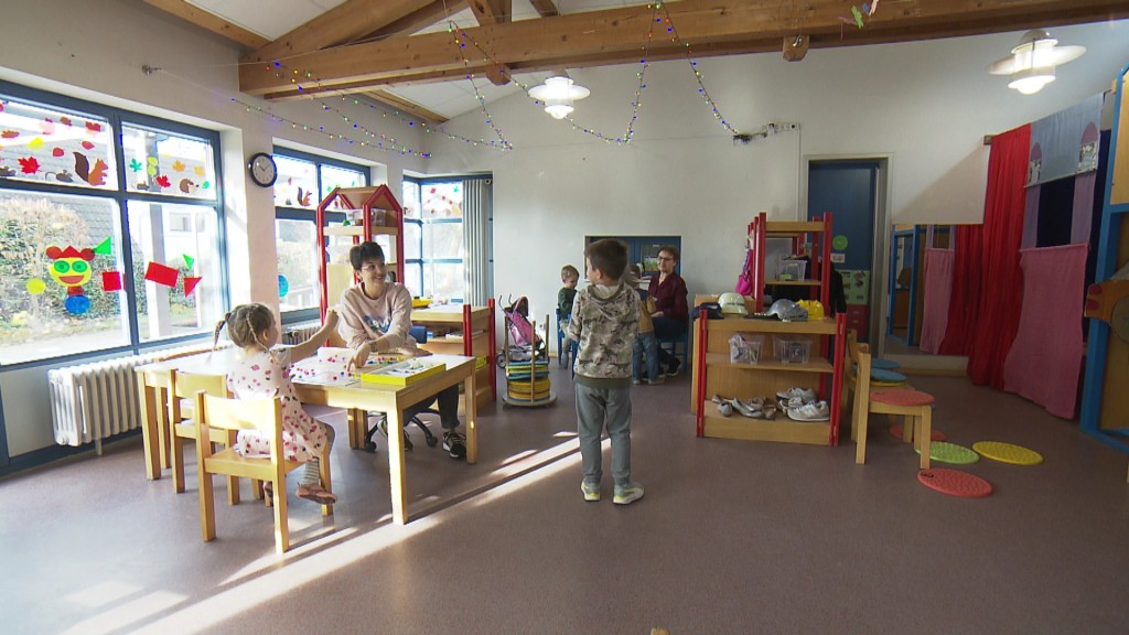 Foto: Kinder und Erzieherinnen in einer Kita beim Spielen