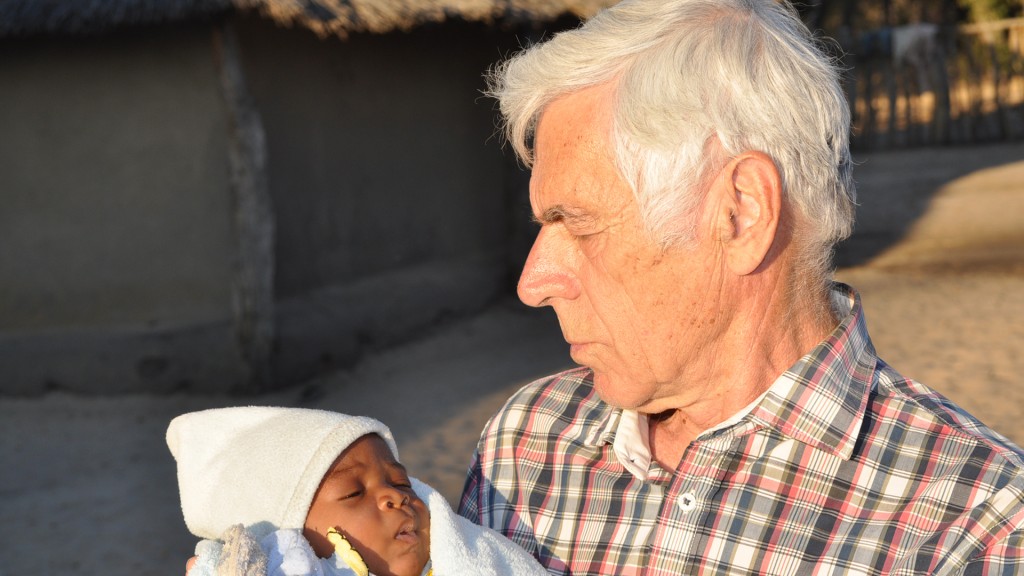 Dr. Schales mit einem Säugling auf dem Arm