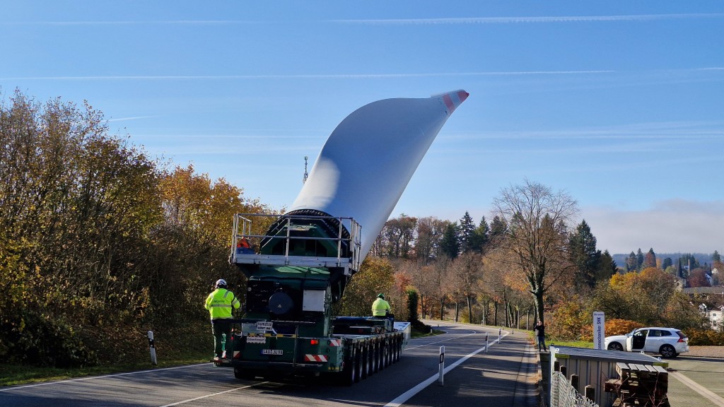 Teile des Windrads auf dem Weg nach Losheim
