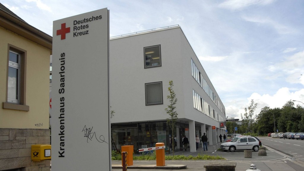 DRK Krankenhaus Saarlouis. Stehle am Eingang mit der Beschriftung