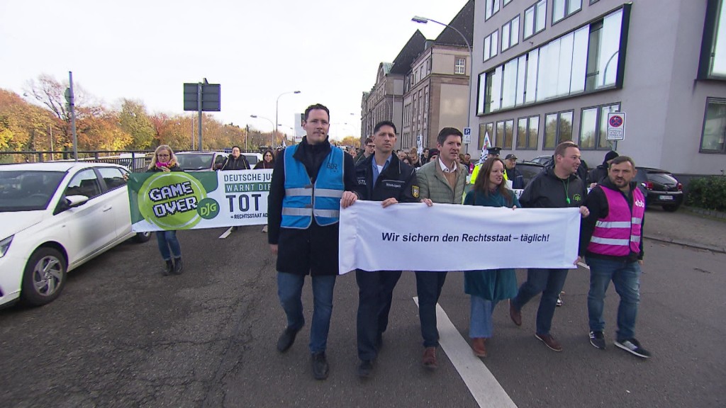 Foto: Justizbeschäftigte demonstrieren vor dem Landtag 