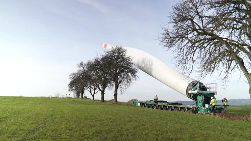 Foto: Rotorblatt für Windkraftanlage wird transportiert