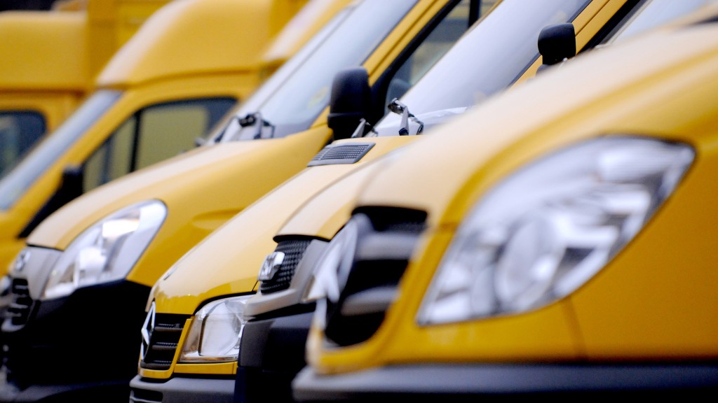Foto: Gelbe Paket-Fahrzeuge stehen auf einem Parkplatz
