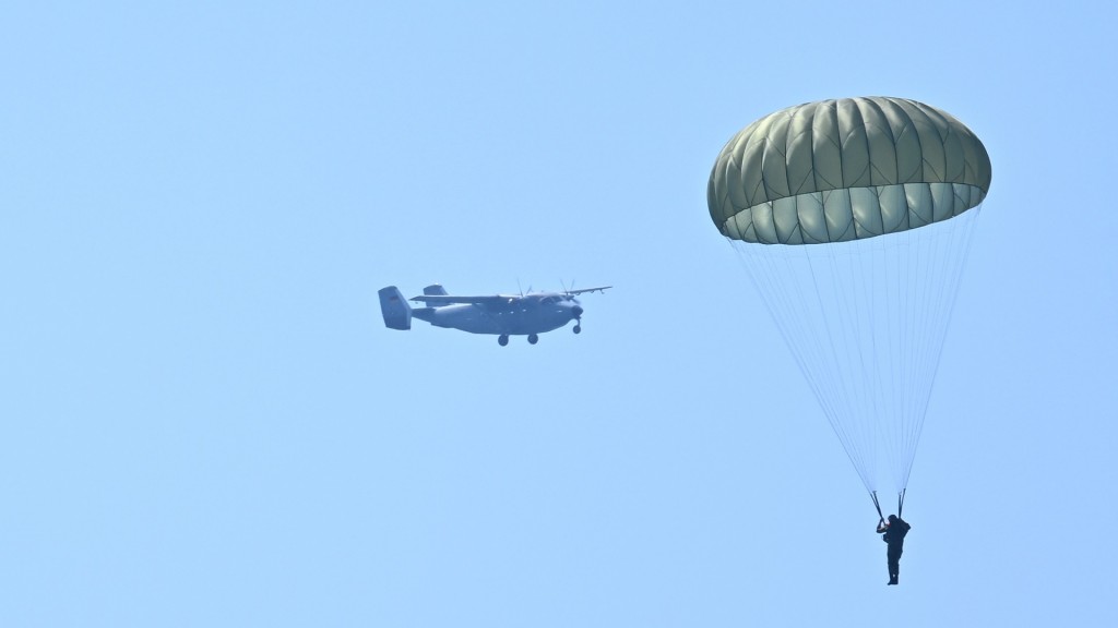 Foto: Ein Fallschirmjäger der Bundeswehr gleitet bei einer Übung durch die Luft.
