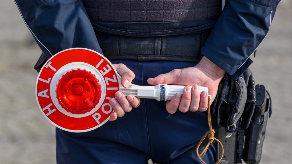 Polizisten kontrollieren Fahrzeuge im Rahmen der Grenzkontrollen an allen deutschen Landesgrenzen