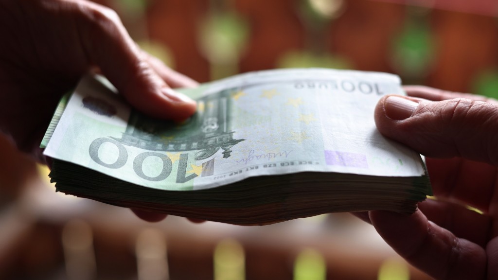 Eine jüngere und eine ältere Person halten ein Bündel mit Euroscheinen in der Hand.