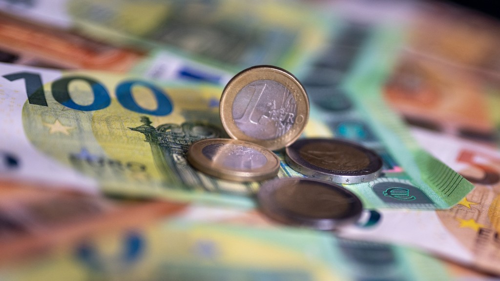 Geldscheine und Münzen liegen auf einem Tisch. 