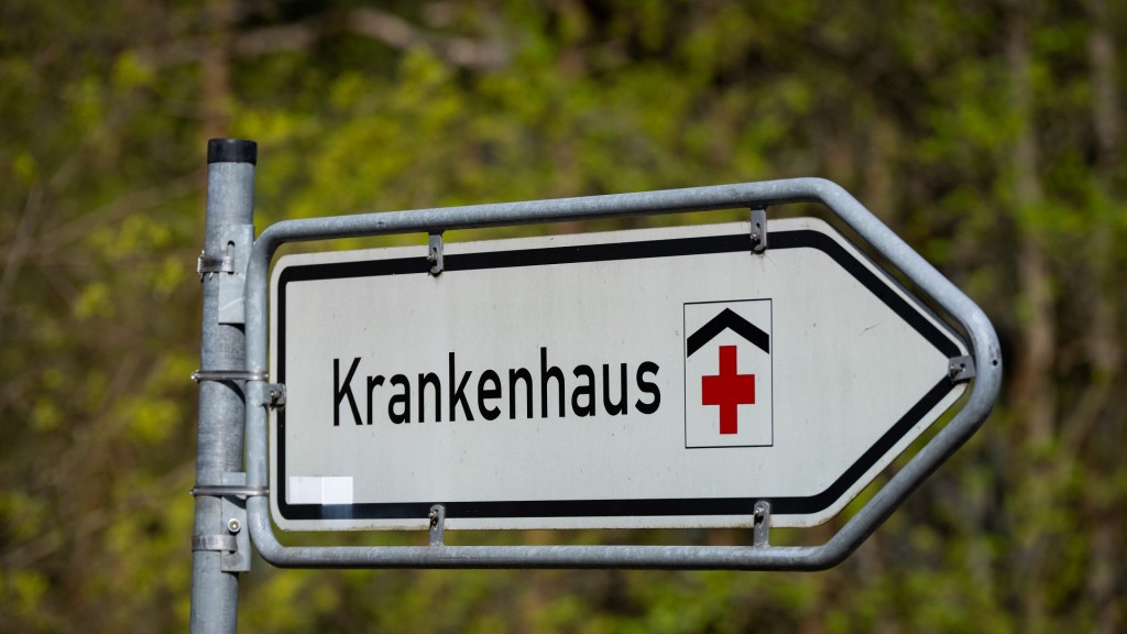 Ein Schild weist den Weg zu einem Krankenhaus. 