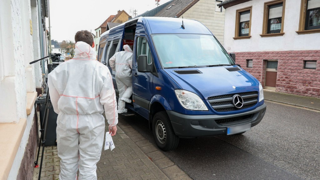 Mitarbeiter der Spurensicherung vor Ort in Oberbexbach.