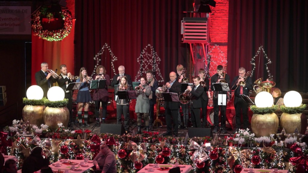 Foto: Chor auf einer weihnachtlichen Bühne