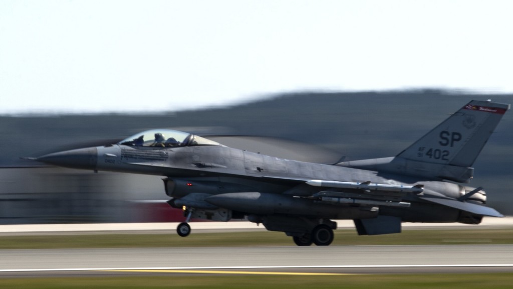 Foto: Spangdahlem Air Base, Rheinland-Pfalz. Militärjet F-16 im Landeanflug