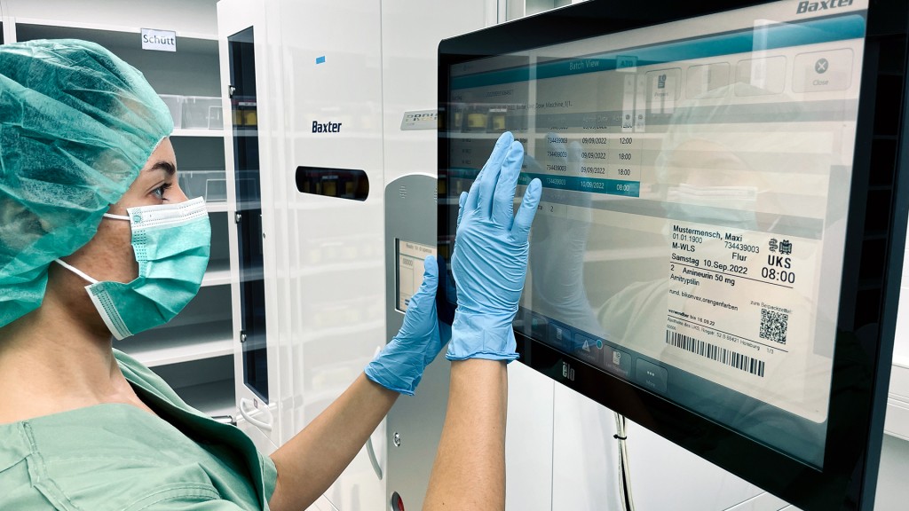 Eine Mitarbeiterin der UKS-Klinikapotheke kontrolliert einen Auftrag am Medikamenten-Verpackungsautomaten