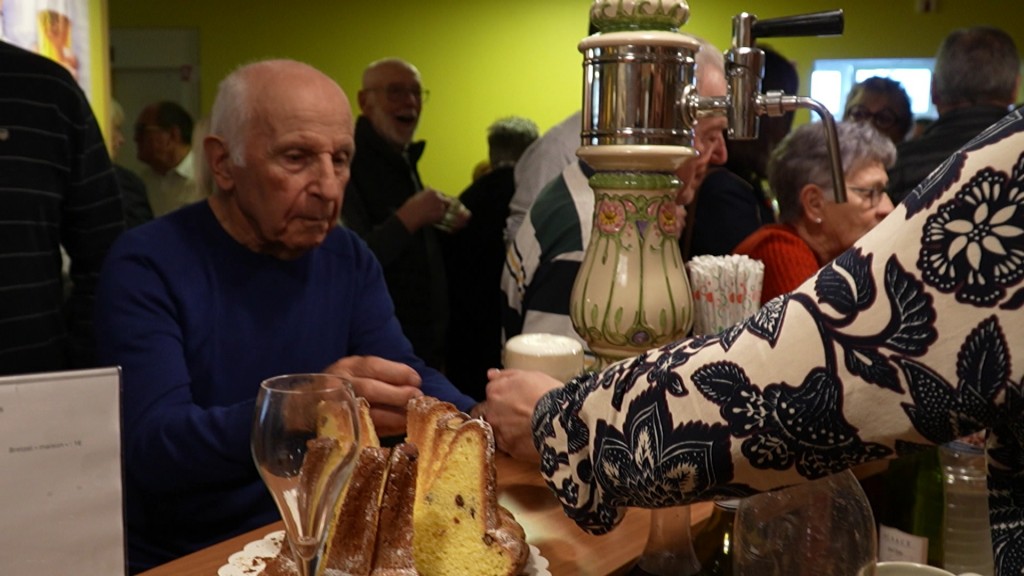 Foto: Gäste in der Kneipe der Seniorenresidenz  La Roselière