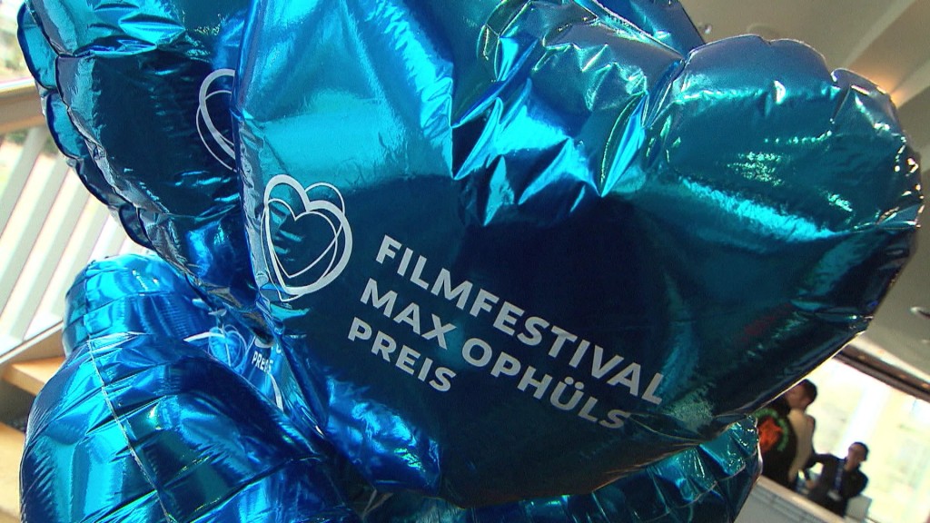 Foto: Blaue Herzluftballons mit Max Ophls Filmfestival Aufdruck