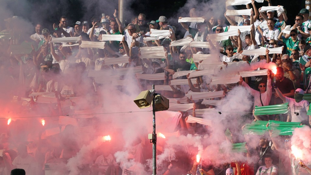Foto: Regionalligist FC 08 Homburg (grün-weiss) empfängt den Zweitligisten Holstein Kiel (blau). Homburgs Fans zünden Pyrotechnik.