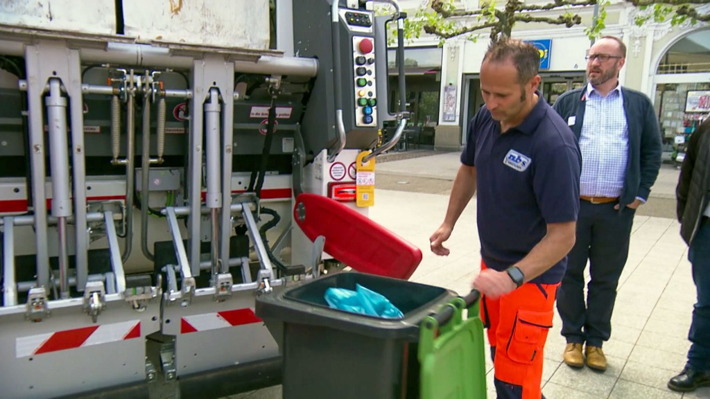 Mithilfe von künstlich Intelligenter Software und Sensoren werden Biomülltonnen beim Leeren auf ihren Inhalt kontrolliert