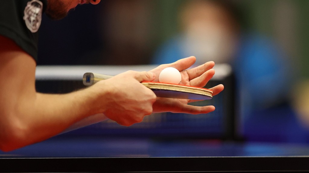 Foto: Aufschlag in einem Tischtennisspiel.