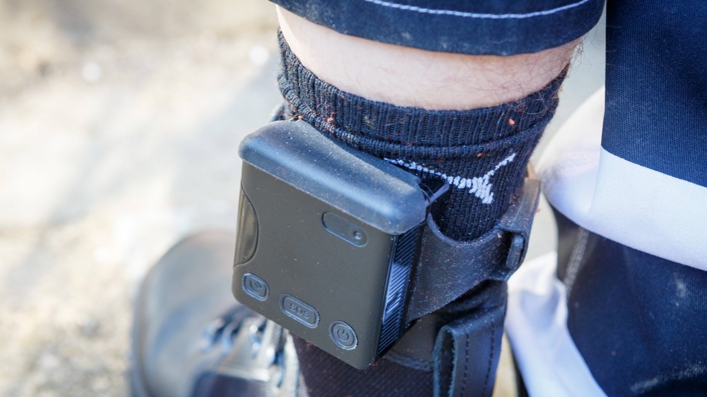 Foto: Eine elektronische Fußfessel, offiziell elektronische Aufenthaltsüberwachung (EAÜ), an einem Fußgelenk