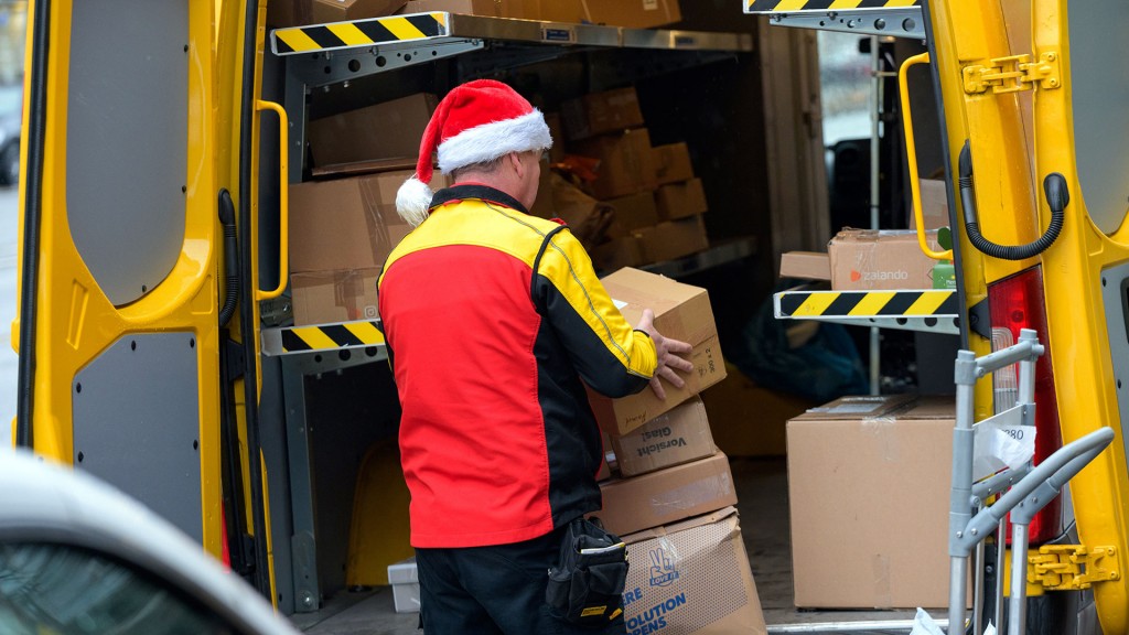 Paketzusteller mit Paketen und Nikolausmütze