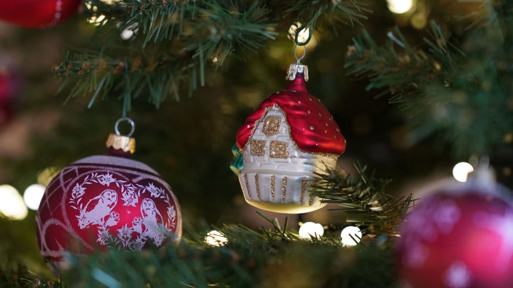 Weihnachtskugeln und ein Haus für den Weihnachtsbaum