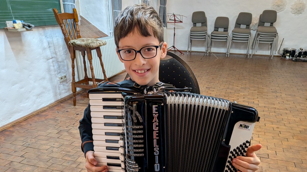Eric Krämer, elf Jahre alt, spielt „Lovestory“ auf seinem Akkordeon 
