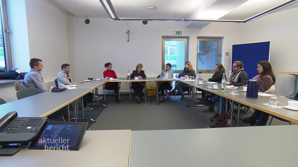 Menschen in einer Besprechung in einem Konferenzsaal