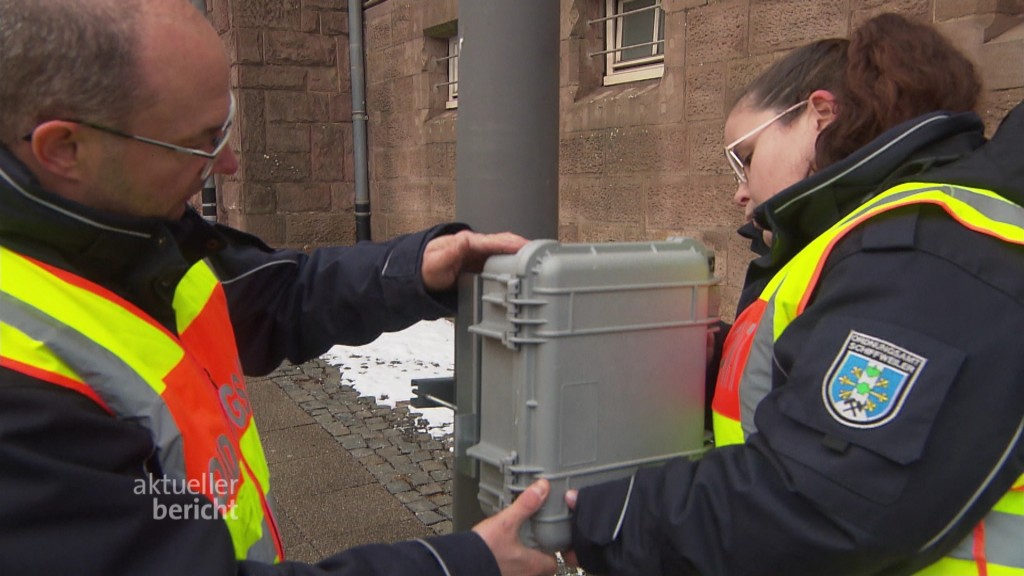 Das Ordnungsamt hängt ein Messgerät auf 