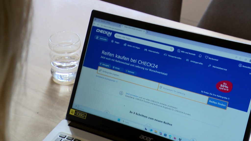 Foto: Laptop mit aufgerufener Check24-Seite