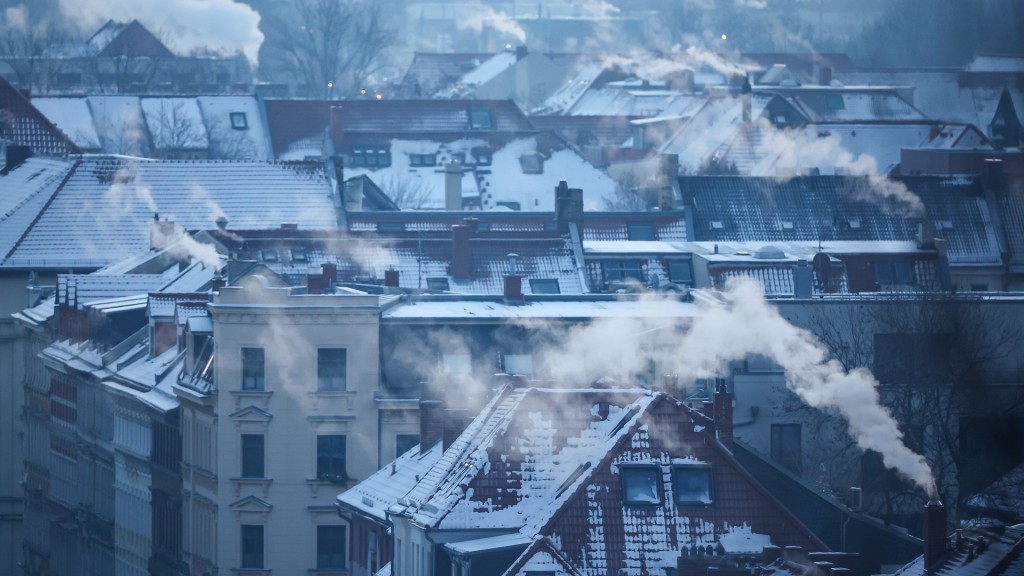 Qualm und Dampf steigt aus zahllosen Schornsteinen und Abzügen an einem kalten Wintermorgen