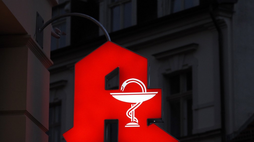 Symbolbild Apotheke. Das Schild einer Apotheke leuchtet über einer Eingangstür