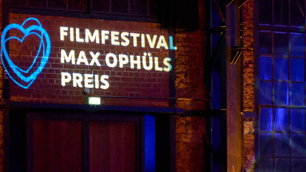 Das Logo des Filmfestivals Max Ophüls Preis ist auf eine Wand projiziert.