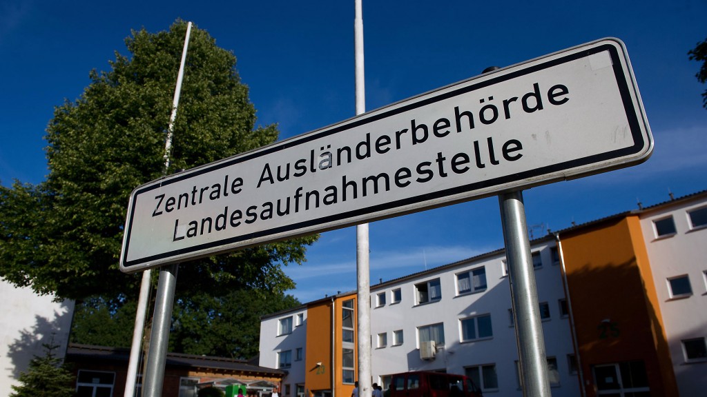 Foto: Schild: „Zentrale Ausländerbehörde Landesaufnahmestelle“