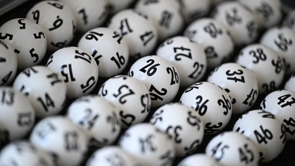 Lottokugeln liegen in einem Koffer.