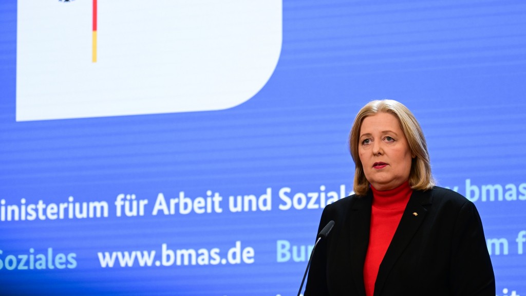Bärbel Bas (SPD), Bundesministerin für Arbeit und Soziales, spricht nach der Übergabe des Berichts der Kommission zur Sozialstaatsreform. 