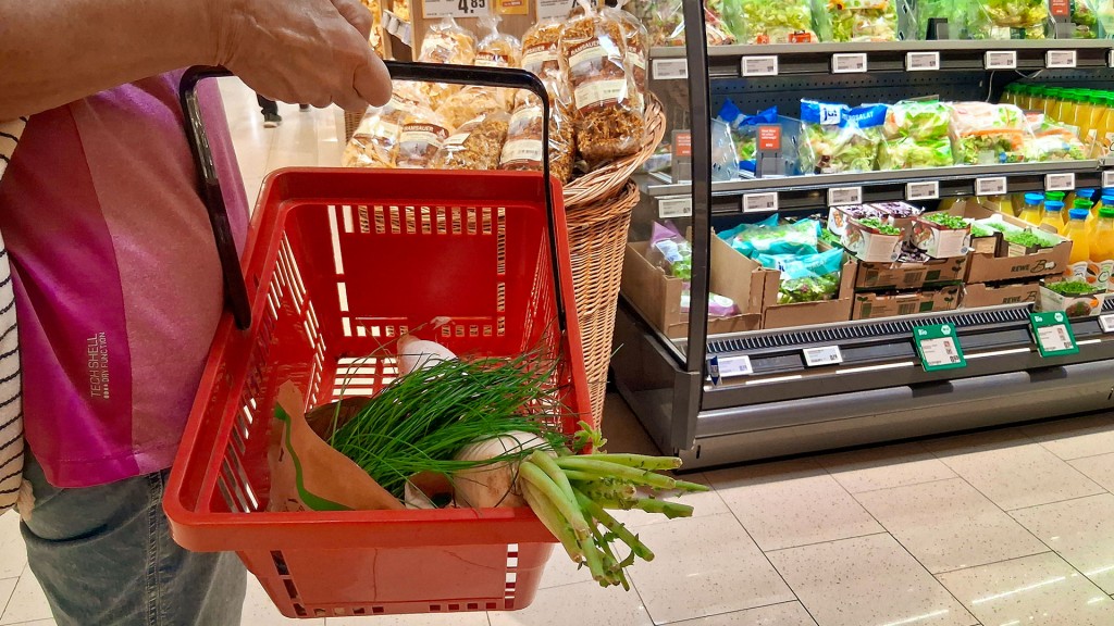 Einkaufskorb mit frischem Gemüse und Kräutern in einem Supermarkt